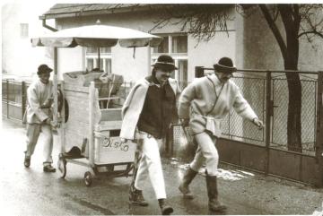 Fašiangový sprievod obcou 1983 Fašiangový sprievod obcou 1983